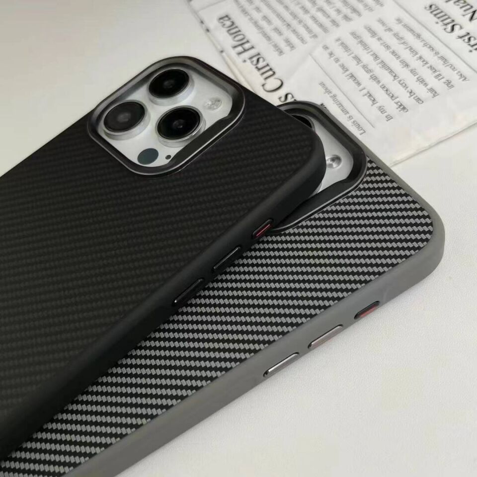 Apple iPhone 14 Pro Max Kılıf Magsafe Şarj Özellikli Karbon Fiber Görünümlü  Kapak (Troy) Gümüş